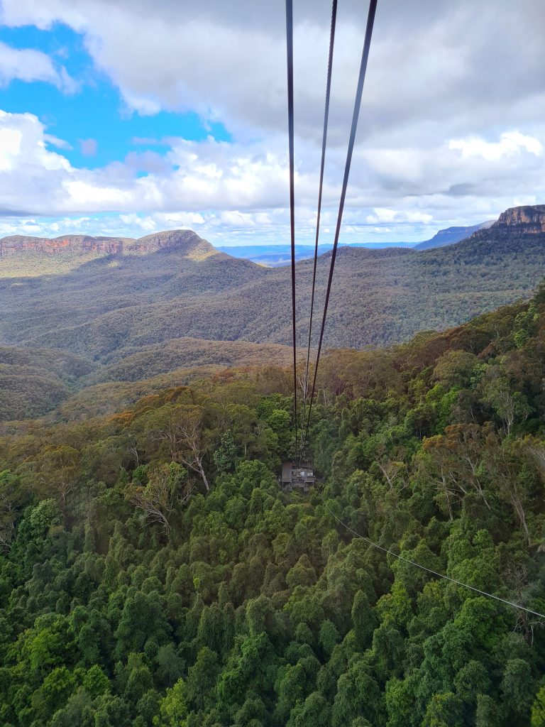 A cable car going over the Blue Mountains